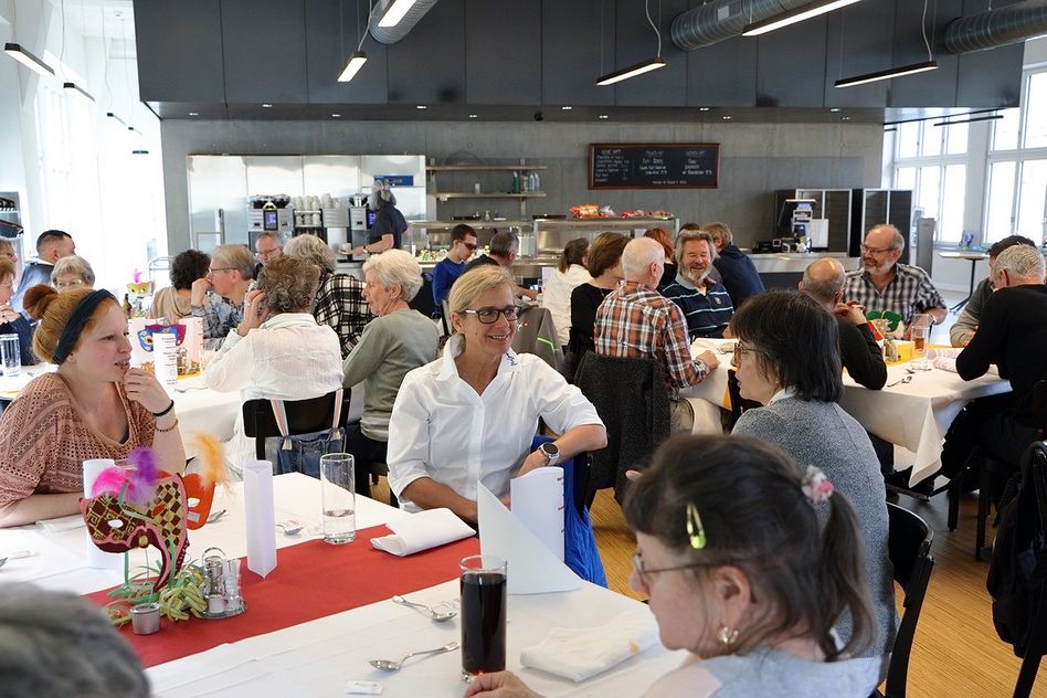Die Mitglieder und Gäste unterhalten sich während dem Mittagessen im Mülirestraurant, Schwanden