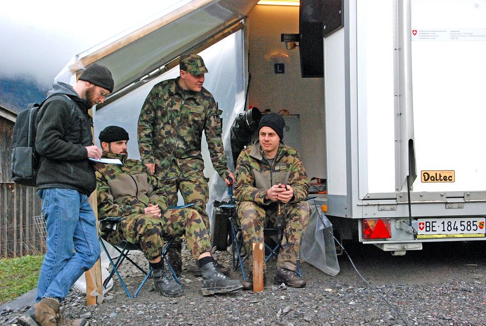 Ein ferngesteuerter Bagger der Armee beteiligt sich an den Räumungsarbeiten