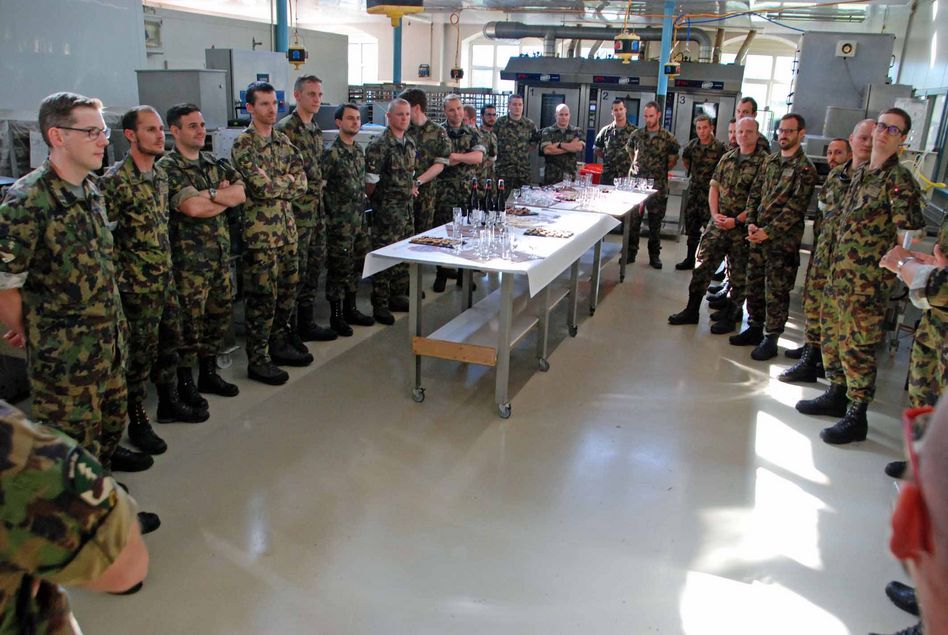 Die Armeeangehörigen des Mech Bat 29 zeigten sich über die Betriebsführung in der Glarner Feinbäckerei AG in Engi begeistert. (Bilder: zvg)