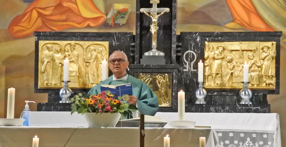 Pfarrer Ljubo Leko feiert das Erntedankfest