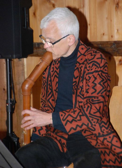Musikschullehrer Andreas Habert spielte auf seinen Spezialflöten und einer Trommel Klagelieder aus der damaligen Zeit