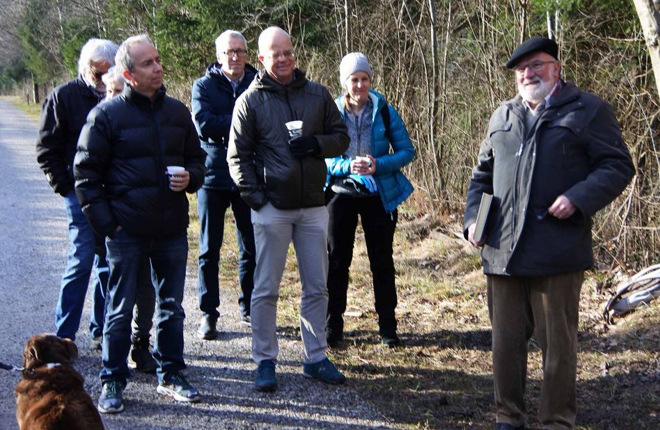 Thomas Kistler, Gemeindepräsident von Glarus Nord, erkundete höchstpersönlich den neu eröffneten Planetenweg in Mollis. Rechts im Bild AGG-alt-Präsident Peter E. Züger (mit Bart)