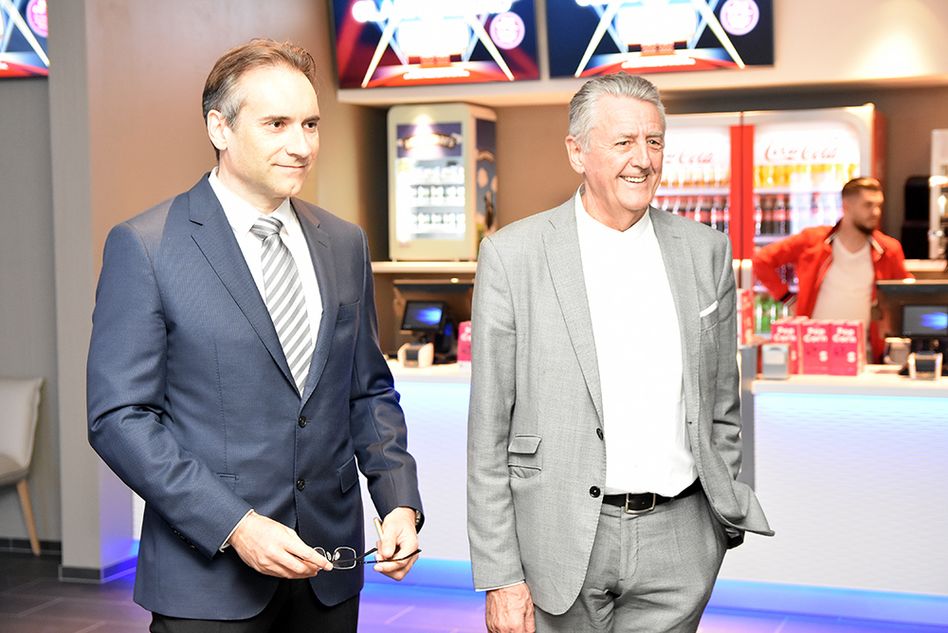 CEO Patrik Tavoli und Inhaber Eduard A. Stöckli präsentieren das neue Kino in Netstal.