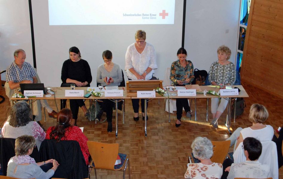 Blick auf den Vorstandstisch, von links Siegfried Schiesser, Katja Beerli, Rafaela Bleisch, Ruth Horner (Präsidentin), Sabine Haslinger (Geschäftsführerin) und Barbara Jenny (Bilder: hasp)
