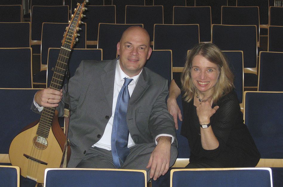 Vera Bauer (Sprecherin) und Christoph Greuter (Zupfinstrumente). (Bild: zvg)