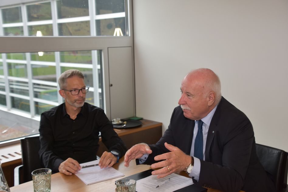 Thomas Spengler, VR-Präsident der limtharena ag (rechts) und Oliver Galliker, Geschäftsführer (links) informieren die Medien über den Antrag eines Zusatz- und Nachtragskredits
