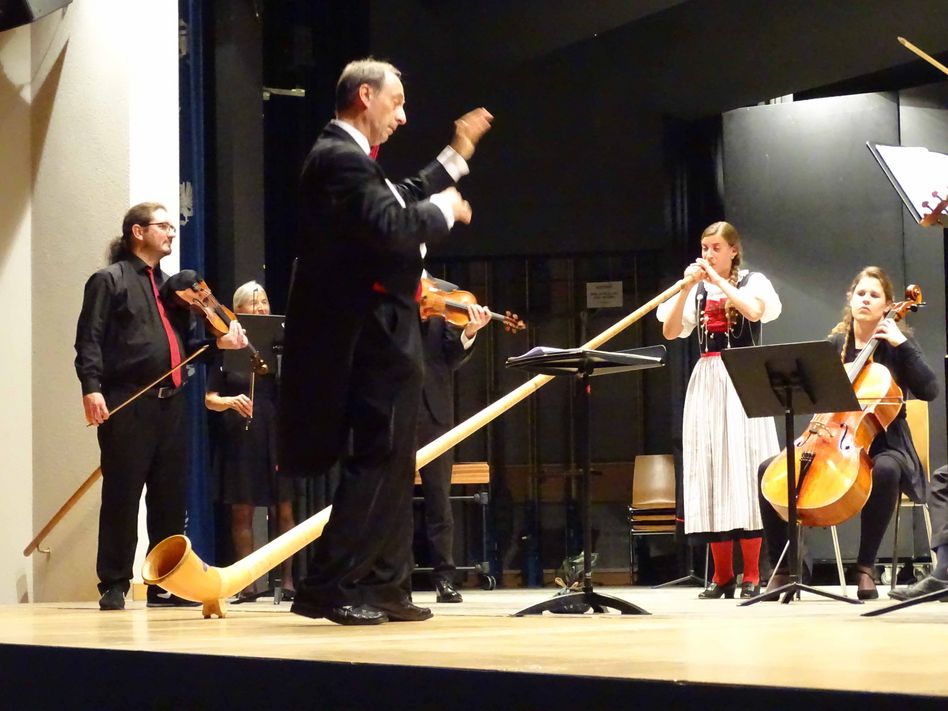Impressionen vom Eröffnungskonzert im Gemeindezentrum Schwanden mit dem Neuen Zürcher Orchester, Lisa Stoll, Simon Gabriel und der Musikschule Glarus (Bilder: p.meier)