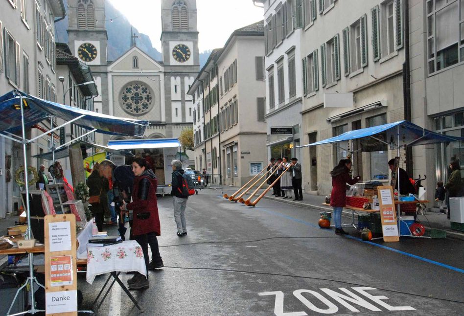 Viele Besucher am 1. Glarner Spezialitäten-Markt in Glarus (Impressionen von hasp)