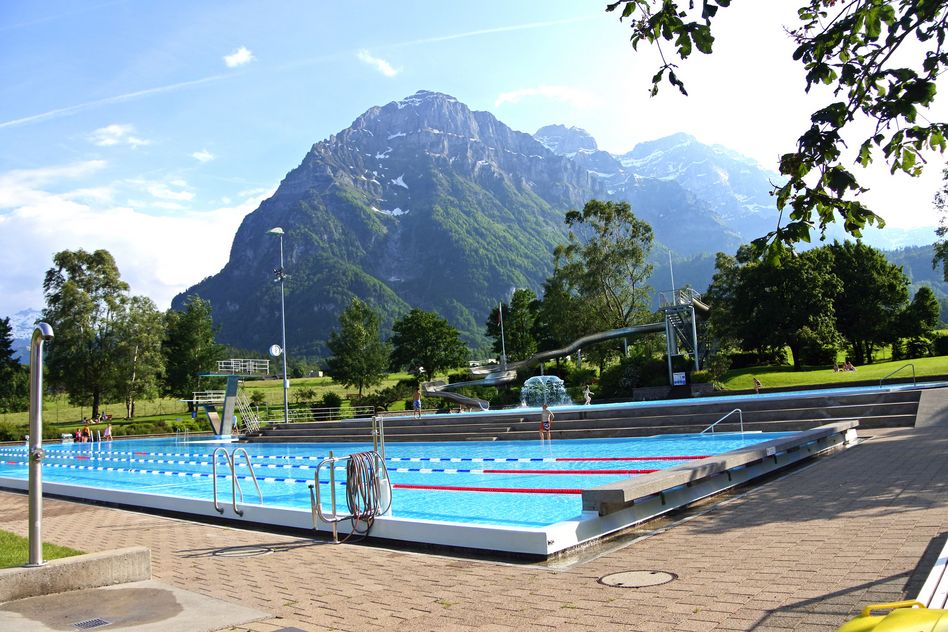 Das Schwimmbad in Netstal wird als eines der schönsten Freibäder schweizweit klassiert (Bilder: hasp)