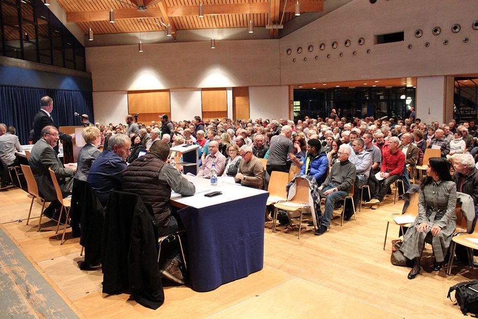 470 Stimmberechtigte sorgen für eine würdige Teilnehmerzahl an der Gemeindeversammlung von Glarus Süd. (Bilder: ewilli)