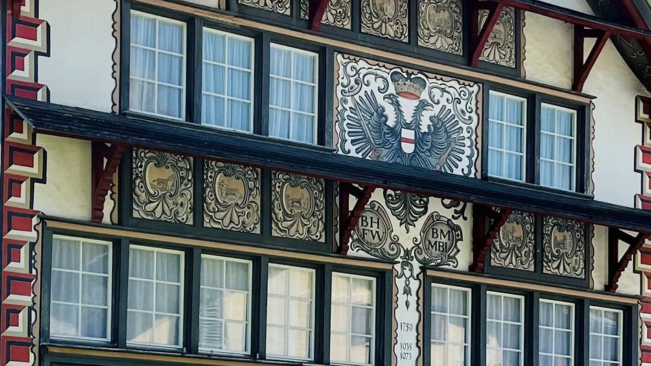 Die Fassadenmalereien am Schiffmeisterhaus in Mitlödi werden saniert • (Foto: S. Pater)
