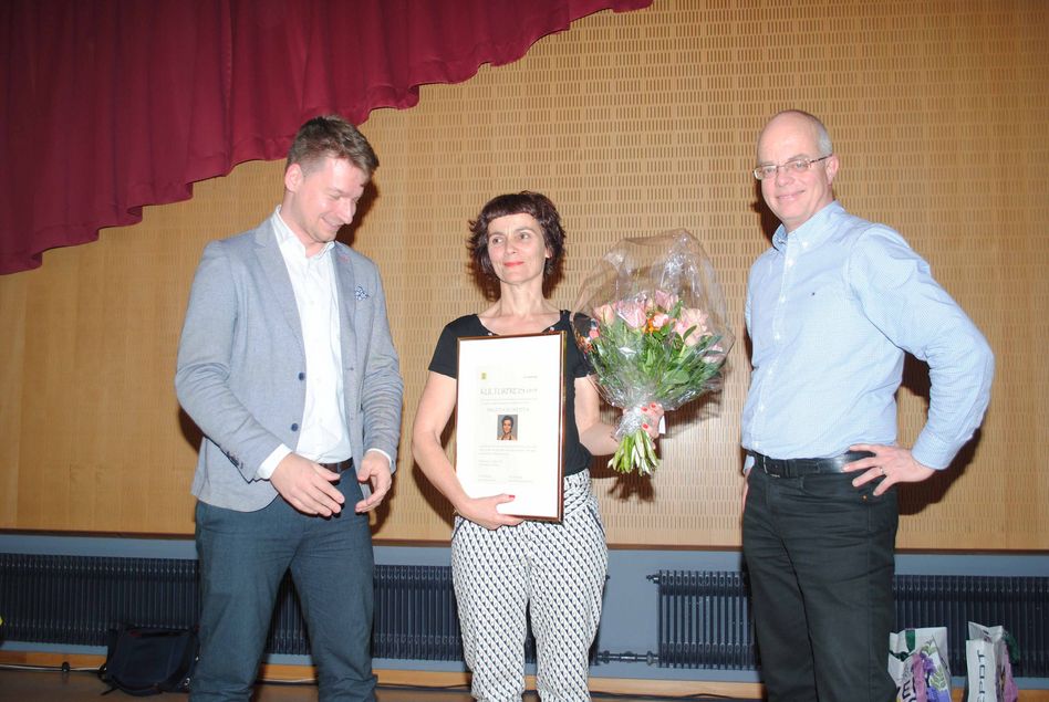 Brigitta Schrepfer erhält den Anerkennungspreis durch Gemeinderat Pascal Vuichard (links) und Gemeindepräsident Thomas Kistler.
