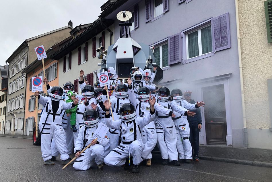 Die Spätzünder unterwegs an den verschiedenen Umzügen im Kanton Glarus. (Bilder; zvg)
