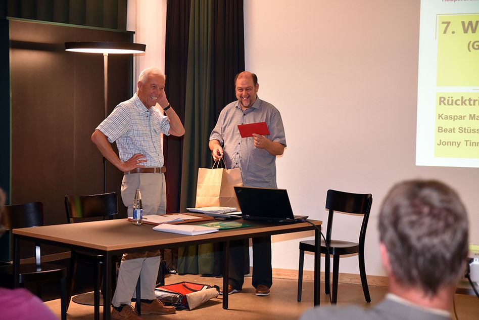 Kaspar Marti bedankt sich beim abtrettenden Vorstandsmitglied Beat Stüssi. (Bilder: jhuber)