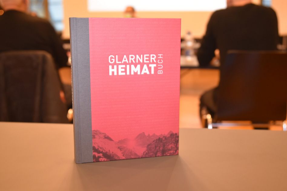 Das Glarner Heimatbuch ist ab jetzt in der siebten Auflage vorhanden. (Bilder: jhuber)
