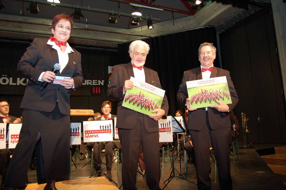 Hans Aebli, links und Hans Luchsinger werden von Gabi Oertli geehrt (Bilder: kas)