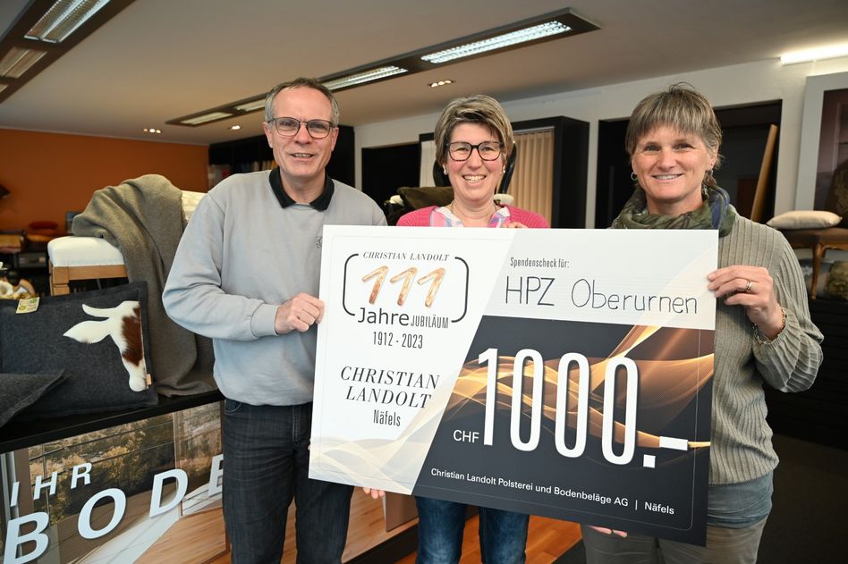Christian und Iris Landolt übergeben Denise Baitella vom HPZ Glarnerland einen Scheck über 1000 Franken. (Foto: zvg)