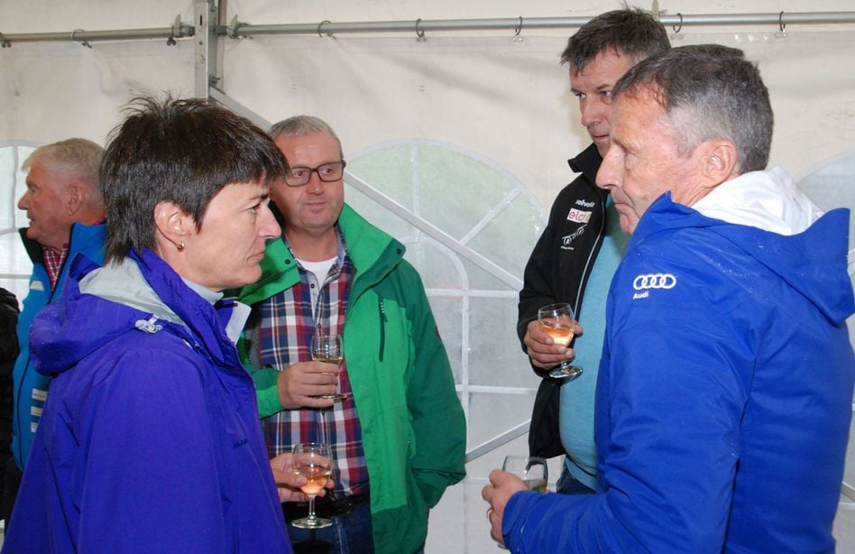 Die mehrfache Ski-Olympiasiegerin und Weltmeisterin Vreni Schneider in angeregthem Gespräch mit einer teilnehmetrin, Rechts ihr Ehemann Marcel Fässler(Bilder: hasp)