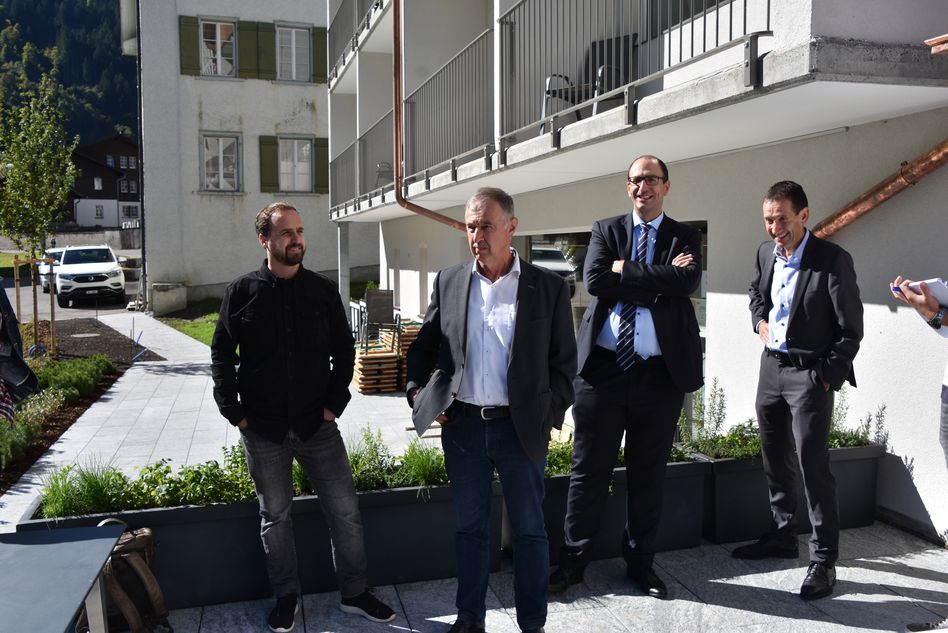 Gemeindepräsident von Glarus Süd gratuliert dem neuen Besitzer zum erfolgreichen Umbau