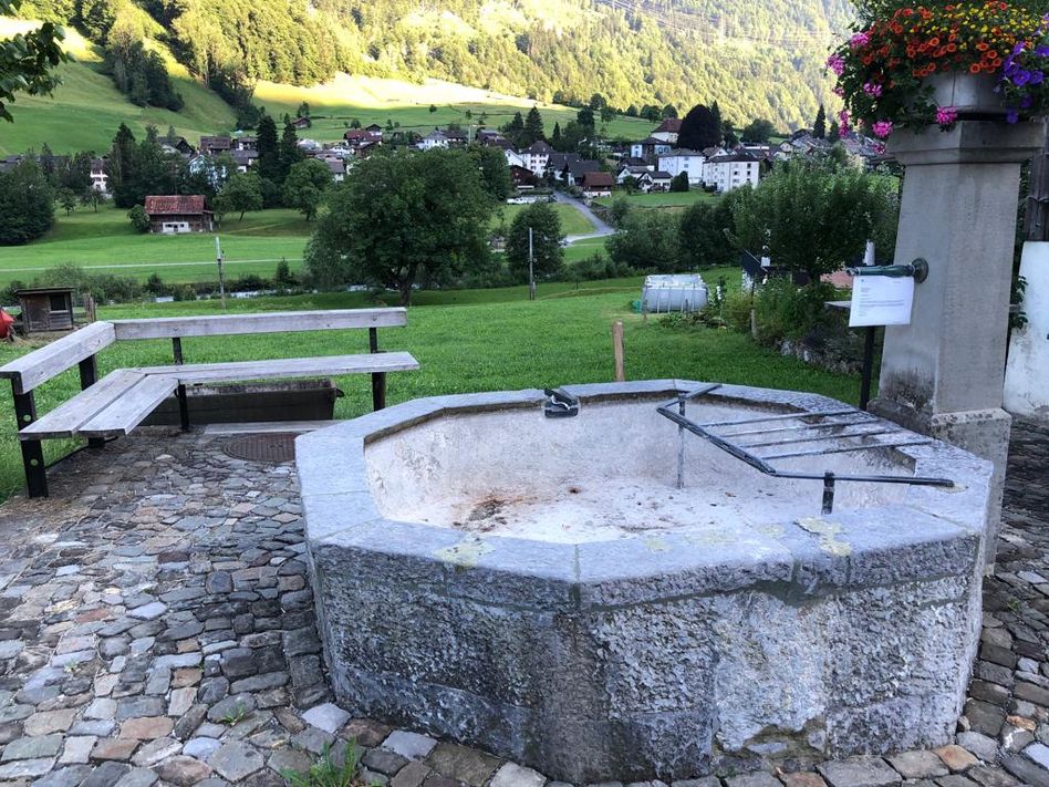 Erste Wassersparmassnahmen in Glarus Süd: Damit die Dörfer Luchsingen bis Linthal weiterhin mit genügend Trinkwasser versorgt sind, mussten Laufbrunnen wie dieser im Hinteradlenbach, Luchsingen vorsorglich abgestellt werden. (Foto: HR. Forrer)