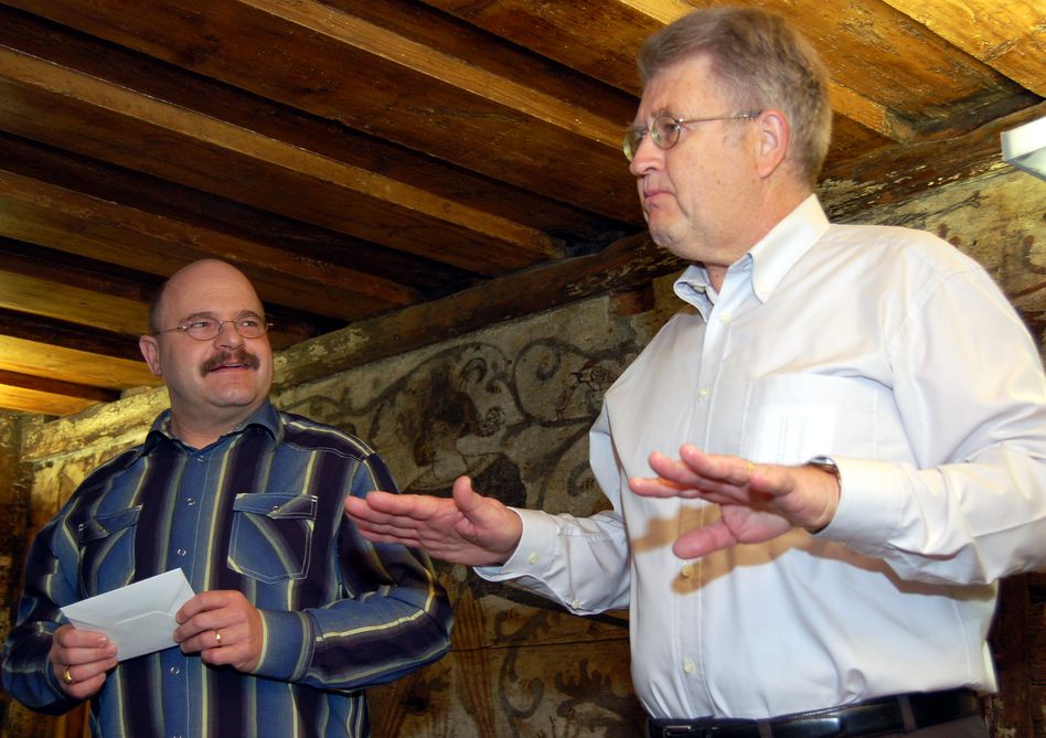 Ortskommissionspräsident Hermann Figi(rechts) überreicht den Kulturpreis an Markus Zünd (bild: kas)