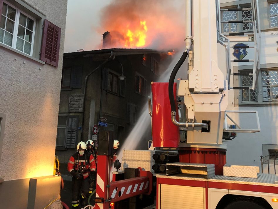 Brandfin einem Wohnhaus in Mollis (Bilder: hasp)