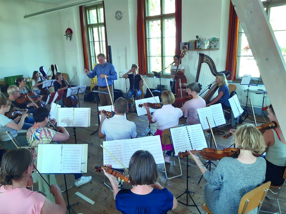 Unter der Leitung von Dirigent Stefan Zindel trafen sich die MusikerInnen vom Regionalorchester con brio und dem Trio „DieHoameligen“ erstmals zur gemeinsame Probe.
