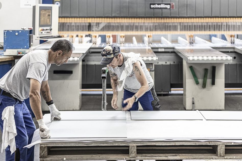 Einblick in die Produktion von Faserzementplatten in Niederurnen (Bilder: zvg)