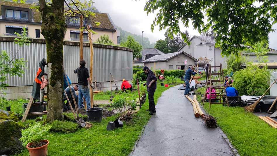Freiwillige bei den Arbeiten im Park beim Friedheim (Bilder Gemeinde Glarus zvg)