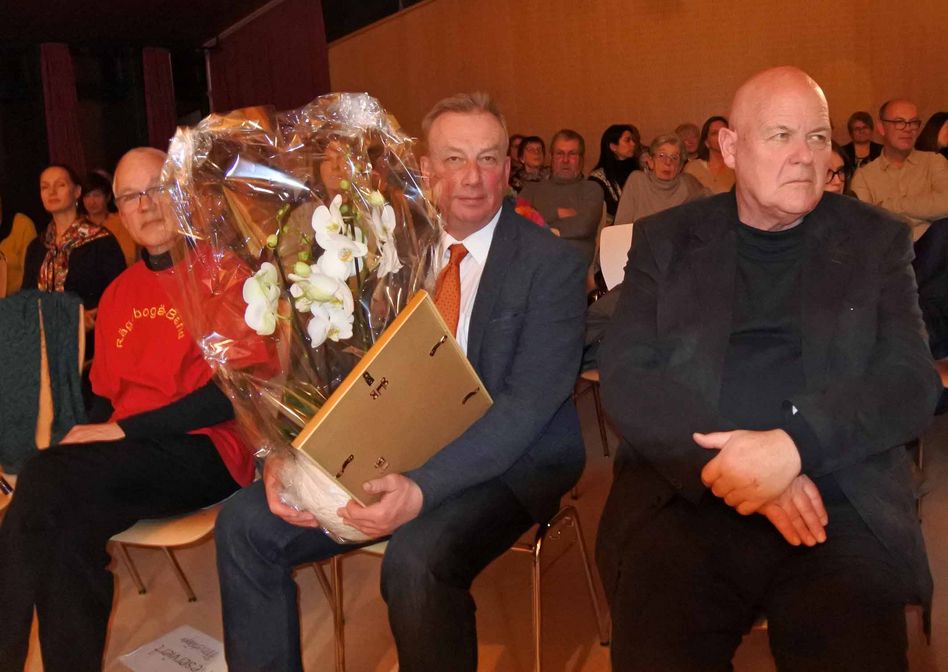 Die beiden Empfänger des Kulturpreises 2020, von links «Rägäbogä» Band-Leader Andreas Habert (leicht verdeckt), Dr. Walter Hauser (mit Blumenstrauss) und Laudator Dr. Otto Sigg