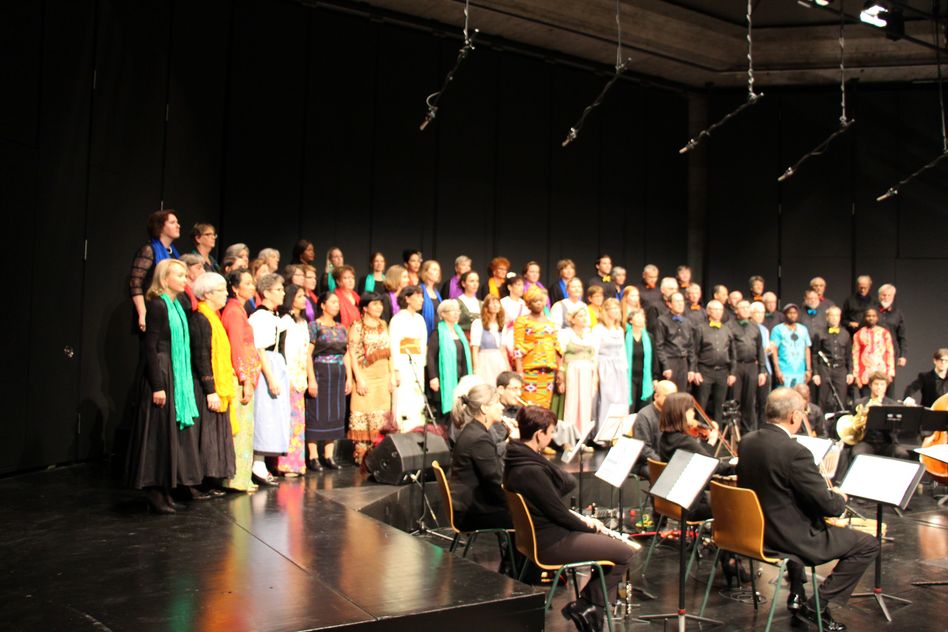 Impressionen vom Konzert Chor der Nationen in der Aula der Kanti Glarus. (Bilder: p.meier)