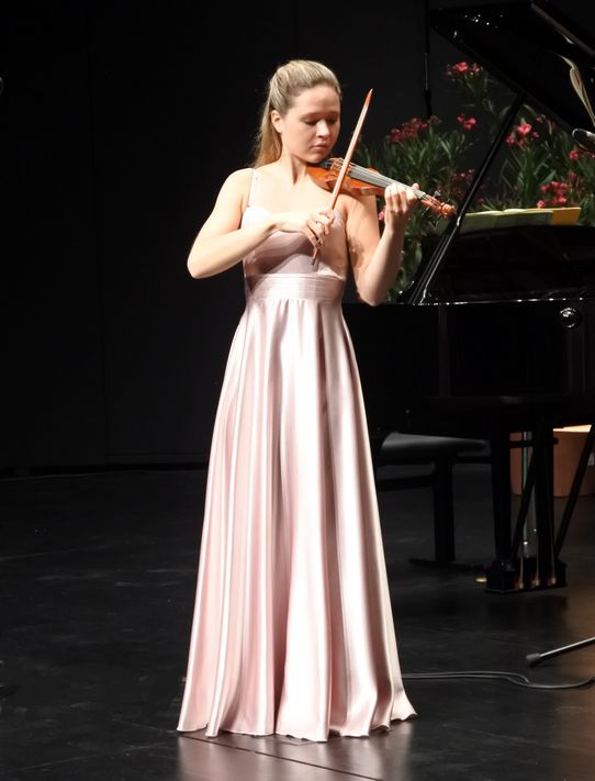 Anna Schultsz – eine Musikstudentin verzauberte die Glarner mit ihrer Violine