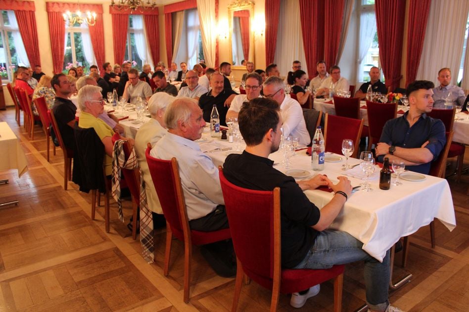 52 Mitglieder des Glarner Gewerbevereins treffen sich zur GV im Glarnerhof-Saal. (Bilder: e.willi)