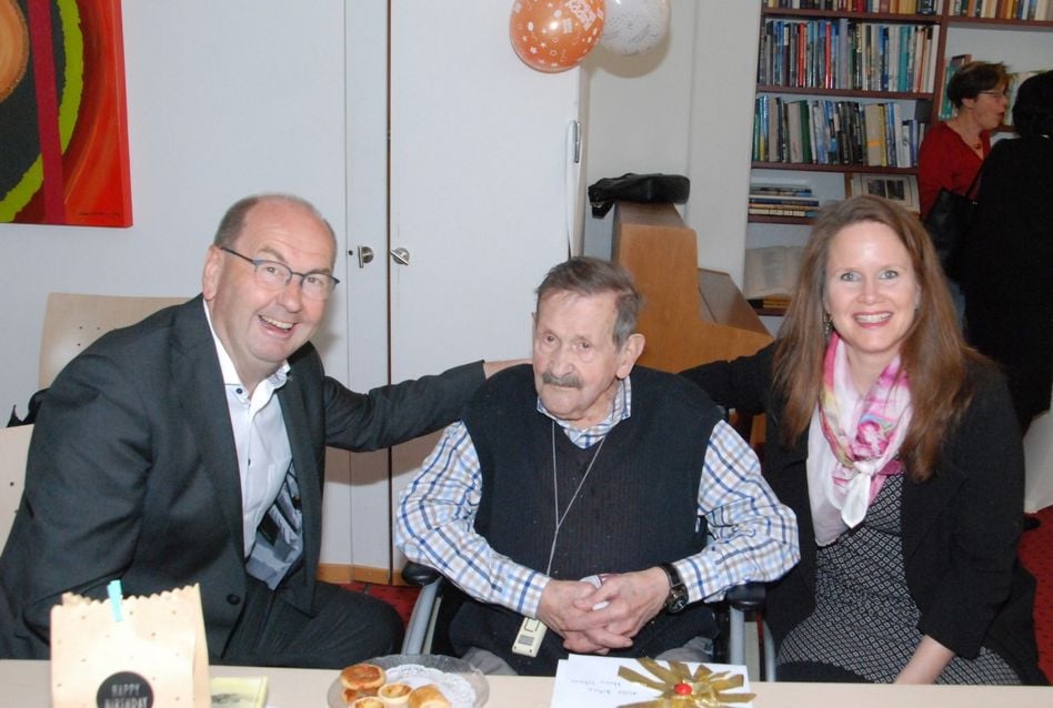 Landesstatthalter Regierungsrat Kaspar Becker und Gemeinderätin Andrea Trummer freuen sich mit dem ältesten Netstaler Hans Glaus an seinem 100. Wiegenfeste