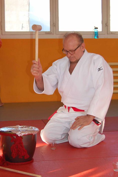 Die Judokas versammelten sich im Dojo und Shogun Mimmo Nicoletti brach den runden Deckel des Sake-Fasses ein und verteilte den Sake an seine Trainer Raphael Nicoletti