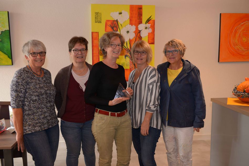 Symbol Glaspyramide: Margreet Vuichard präsentiert die Fokuspreis-Skulptur, die sie Ursula Freitag (von links), Ruth Kistler, Dolores Stüssi und Elsbeth Ronner überreicht. (Bild. fridolin rast)