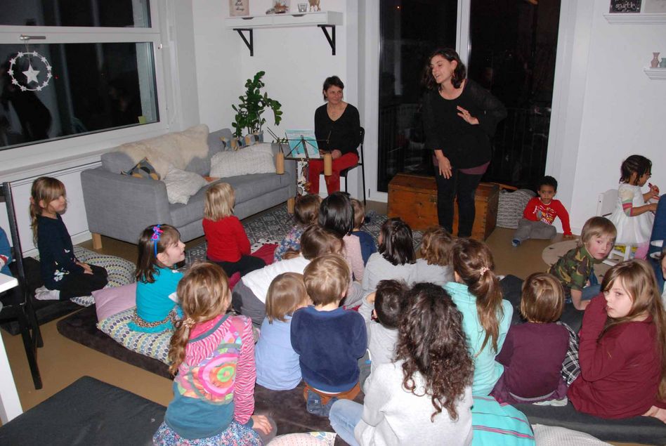 Mit Kindern und der Märchenerzählerin Beatrix Künzli in der «Zauberhöhle»