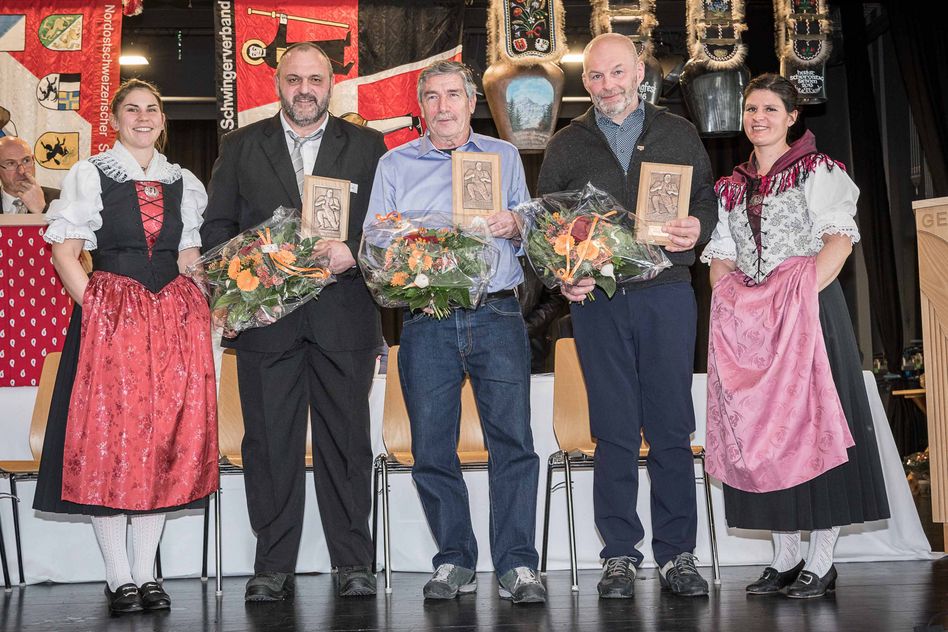 von links: Madelaine Figi, Hansruedi Hauser, Emil Bürer, Alfred Kurmann und Franziska Figi. Die drei neuen Ehrenmitglieder mit Ehrendamen.