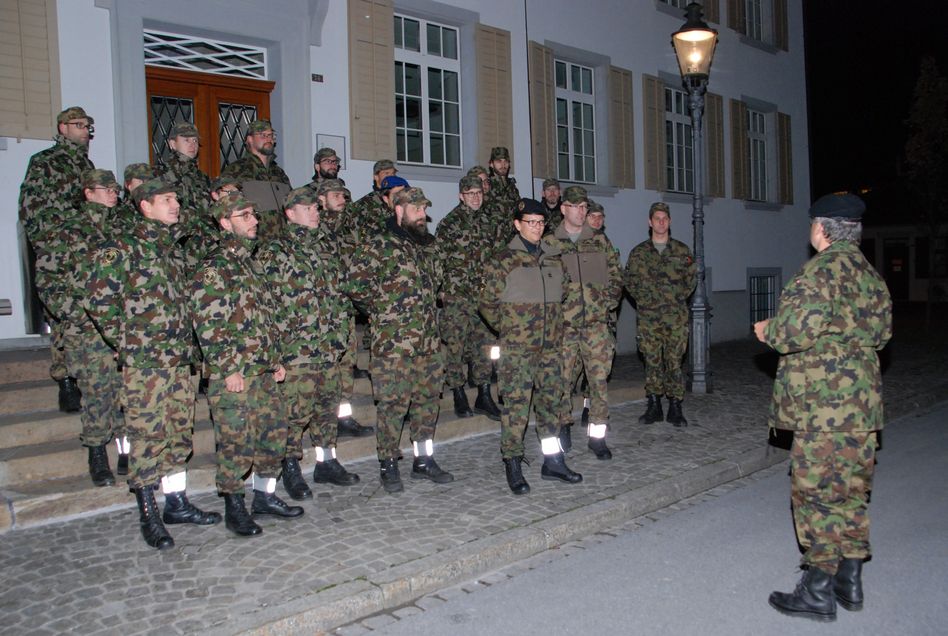 Major Hans-Jörg Riem begrüsst Kader- und Korpsangehörige des Spit Bat 75 im Namen der Glarner Offiziersgesellschaft