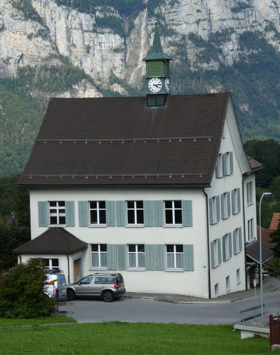 Ehemaliges Schuhlaus Filzbach: Die Glocke im Turm erinnert eine Stunde vor Beginn des Gottesdienstes das langsam Zeit wird sich auf den Weg zu machen. (Bild: gret menzi)
