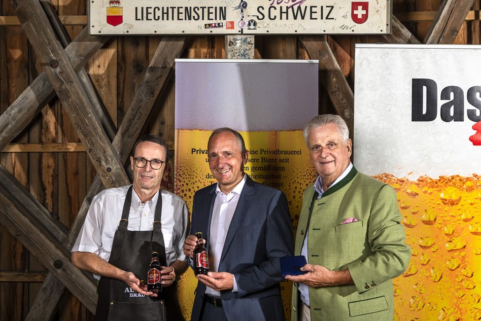 Roland Oeschger zusammen mit dem Regierungschef Adrian Hasler und Eckehart Himmel vom Brau Ring. (Bild: zvg)