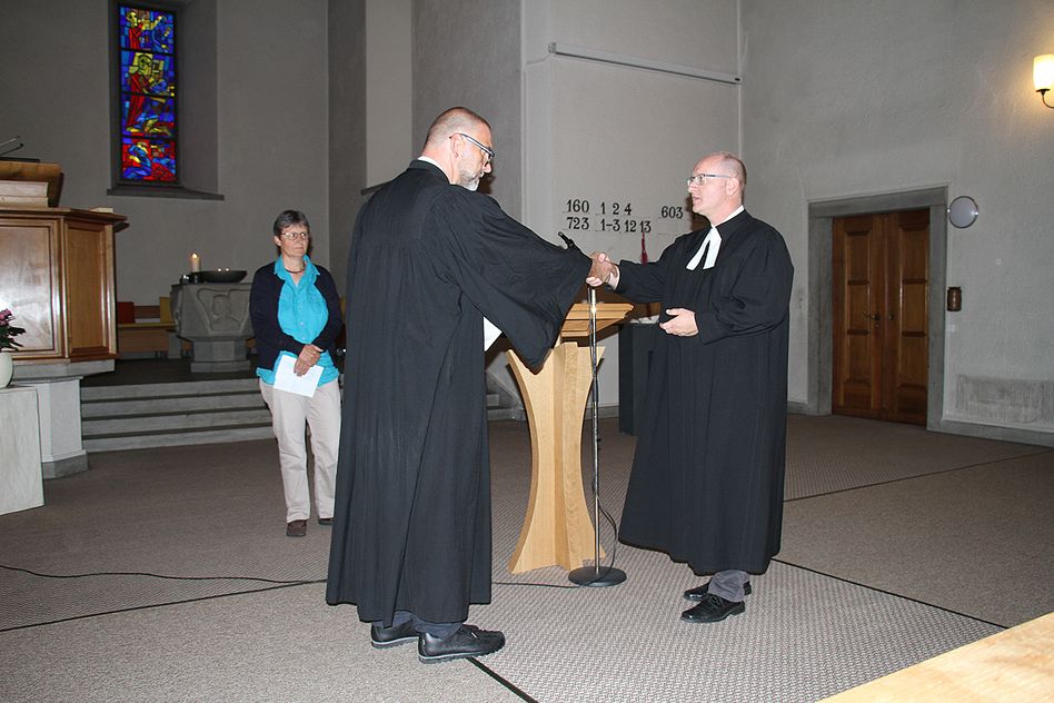 Feierlicher Moment: Pfarrer Peter Hofmann (rechts) wird von Dekan Christoph Schneider zum Pfarrer in Schwanden eingesetzt (Bilder: mb)