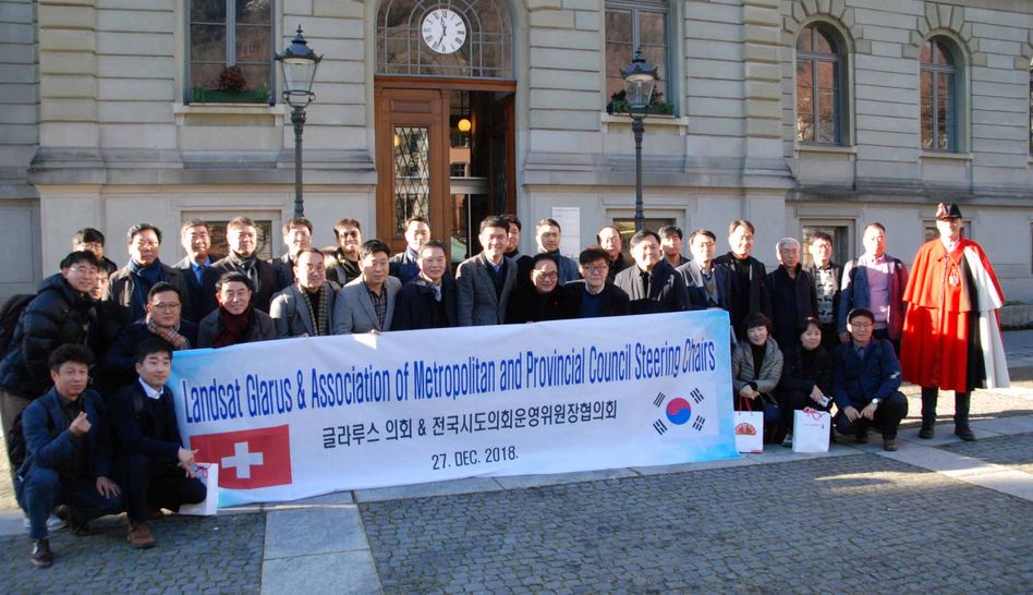 Südkoreanische Delegation der „Association of Metropolitan an Provincial Council Sterring Chairs“ präsentiert sich sich vor dem Regierungsgebäude des Kantons Glarus
