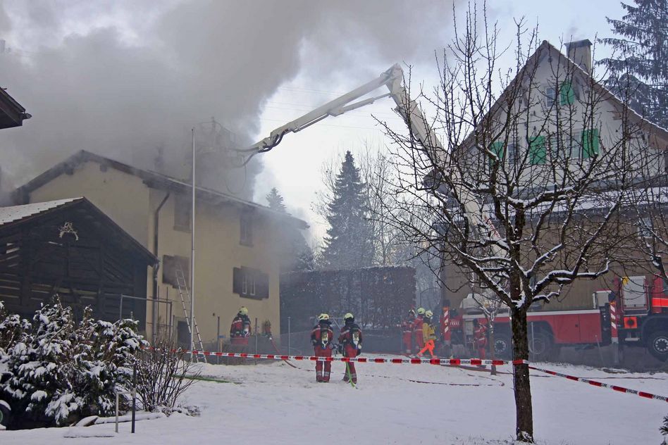 Effiziente Dienste bei der Brandbekämpfung leistete der Hubretter der Stützpunkt-Feuerwehr Kärpf