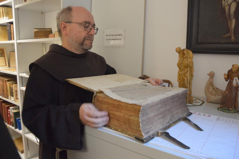 Br. Paul präsentiert mit Stolz eine Zürcher Bibel aus dem Jahre 1596