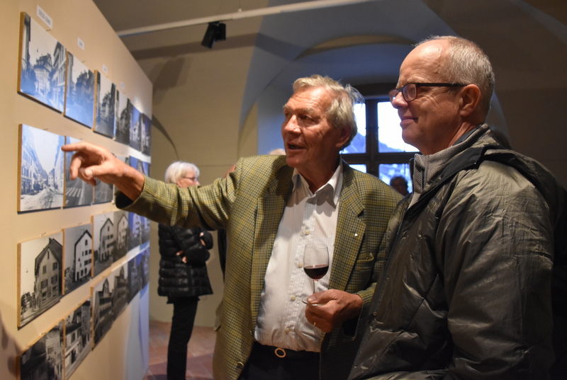 Georg Müller (links) erklärt Gemeindepräsident von Glarus Nord, Thomas Kistler, die verschiedenen Aufnahmen. (Bilder: martin c.mächler)