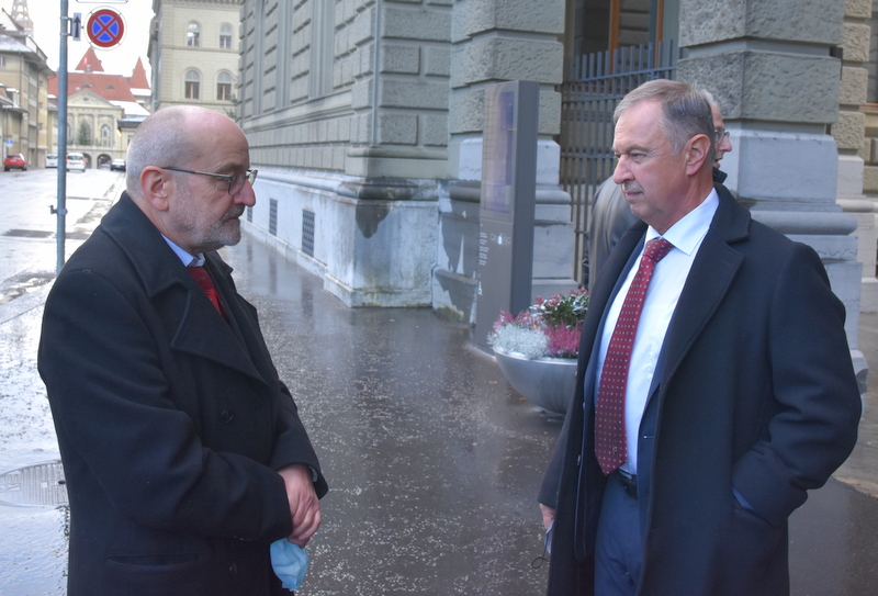 Der ehemalige Glarner Ständeratspräsident Fritz Schiesser im Gespräch mit Mathias Vögeli, Gemeindepräsident Glarus Süd