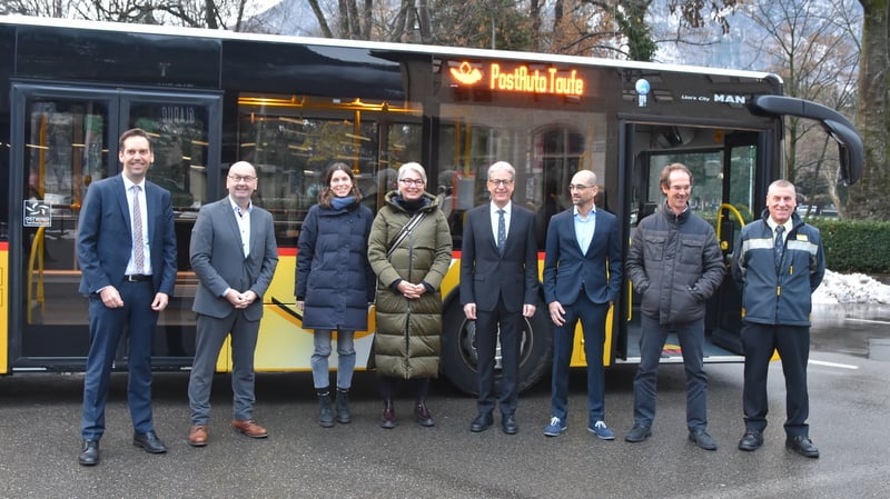 Regierungsrat Kaspar Becker umrahmt von Vertretern der PostAuto, SBB und Niederer Filzbach bei der symbolischen Busübergabe. (Bilder: Martin c.mächler)