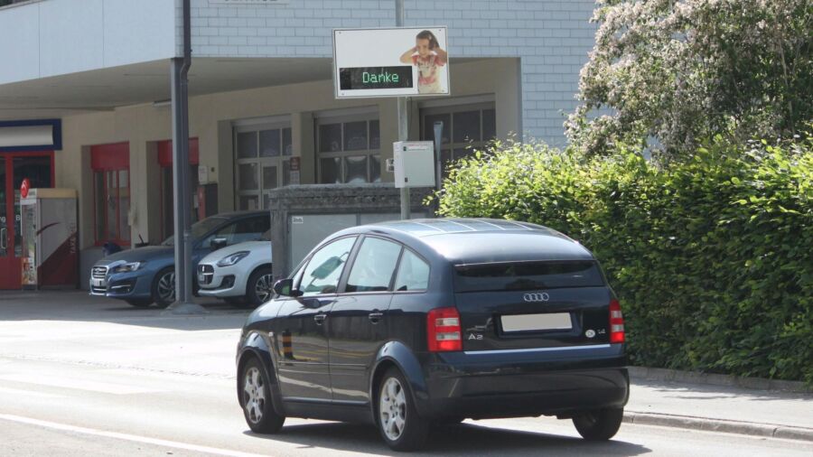 Die Leuchtschrift zeigt vorbeifahrenden Fahrzeugen an, ob sie zu laut sind oder nicht • (Foto: DBU)