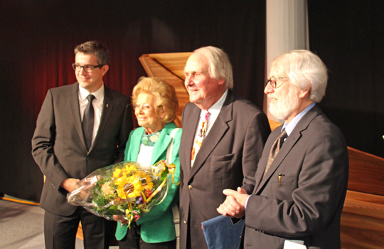 Redner und Geehrte (von links): Benjamin Mühlemann